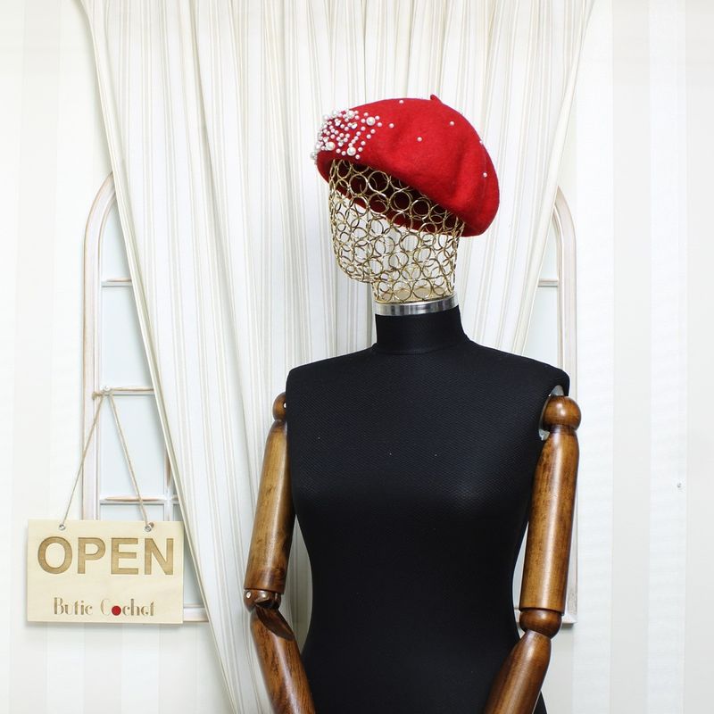 Fashion, accesorii si bijuterii - Femei - Accesorii femei - Caciuli si palarii femei - Bereta de dama, din lana, ButicCochet, one size, model cu strasuri si perle, Rosu - BSC545 - Infinity.ro