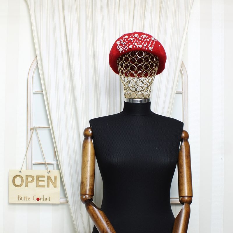 Fashion, accesorii si bijuterii - Femei - Accesorii femei - Caciuli si palarii femei - Bereta de dama, din lana, ButicCochet, one size, model cu strasuri si perle, Rosu - BSC545 - Infinity.ro