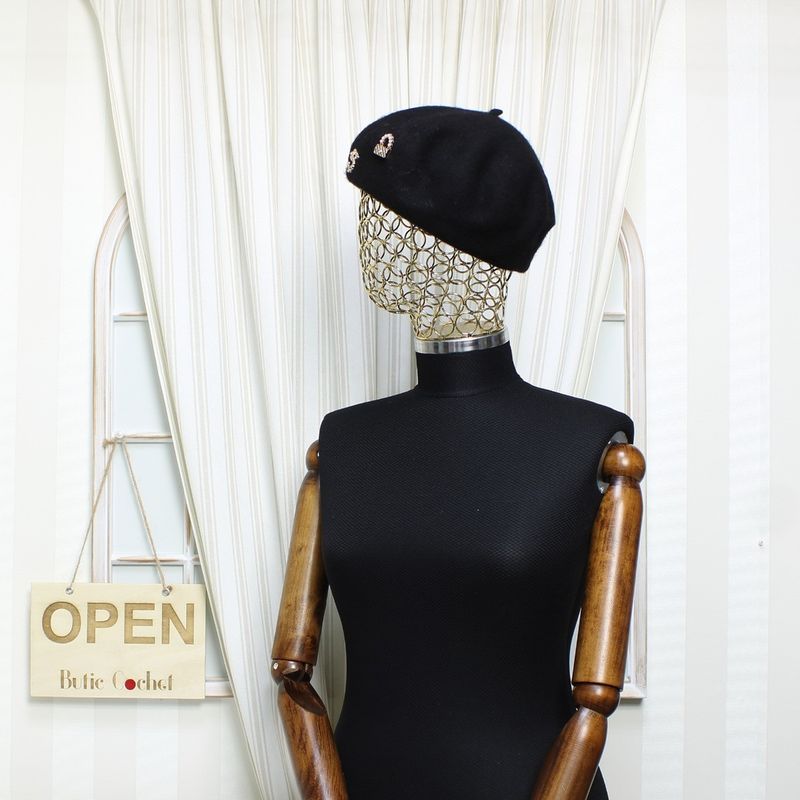 Fashion, accesorii si bijuterii - Femei - Accesorii femei - Caciuli si palarii femei - Bereta de dama, din lana, ButicCochet, one size, model cu aplicatii aurii, Negru - BSC550 - Infinity.ro