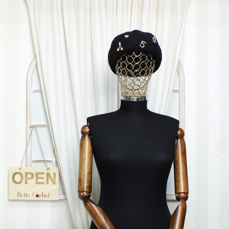 Fashion, accesorii si bijuterii - Femei - Accesorii femei - Caciuli si palarii femei - Bereta de dama, din lana, ButicCochet, one size, model cu aplicatii aurii, Negru - BSC550 - Infinity.ro