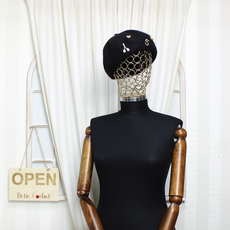 Fashion, accesorii si bijuterii - Femei - Accesorii femei - Caciuli si palarii femei - Bereta de dama, din lana, ButicCochet, one size, model cu aplicatii aurii, Negru - BSC550 - Infinity.ro