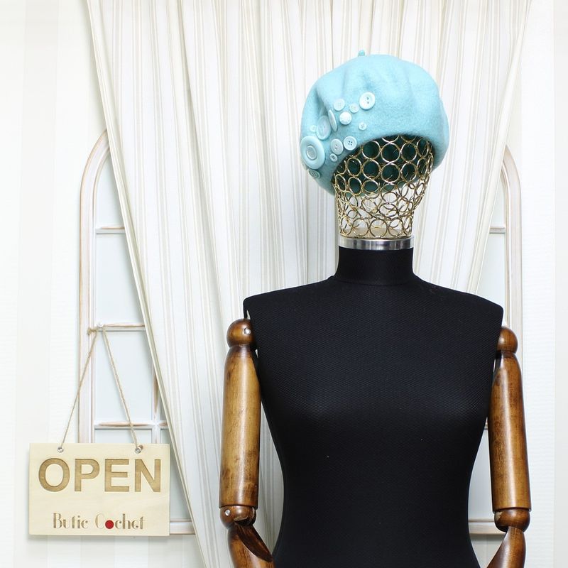 Fashion, accesorii si bijuterii - Femei - Accesorii femei - Caciuli si palarii femei - Bereta de dama, din lana, ButicCochet, one size, cu nasturi decorativi, Albastru deschis - BSC569 - Infinity.ro