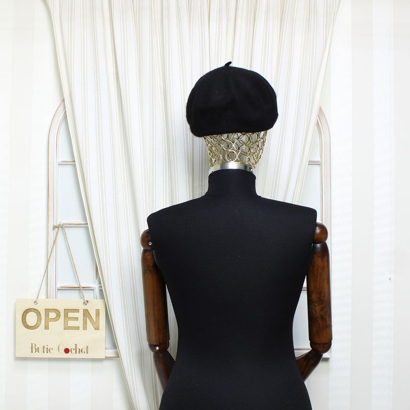 Fashion, accesorii si bijuterii - Femei - Accesorii femei - Caciuli si palarii femei - Bereta de dama, din lana, ButicCochet, one size, model cu aplicatii aurii, Negru - BSC550 - Infinity.ro