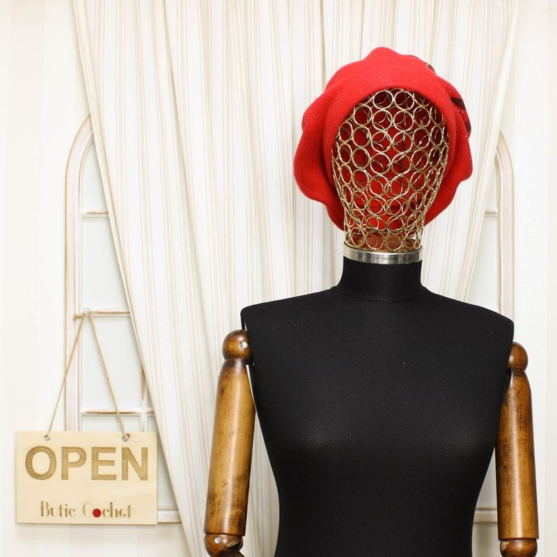 Fashion, accesorii si bijuterii - Femei - Accesorii femei - Caciuli si palarii femei - Bereta de dama, Buticcochet, one size, model cu floare si strasuri, Rosu - BSC409 - Infinity.ro