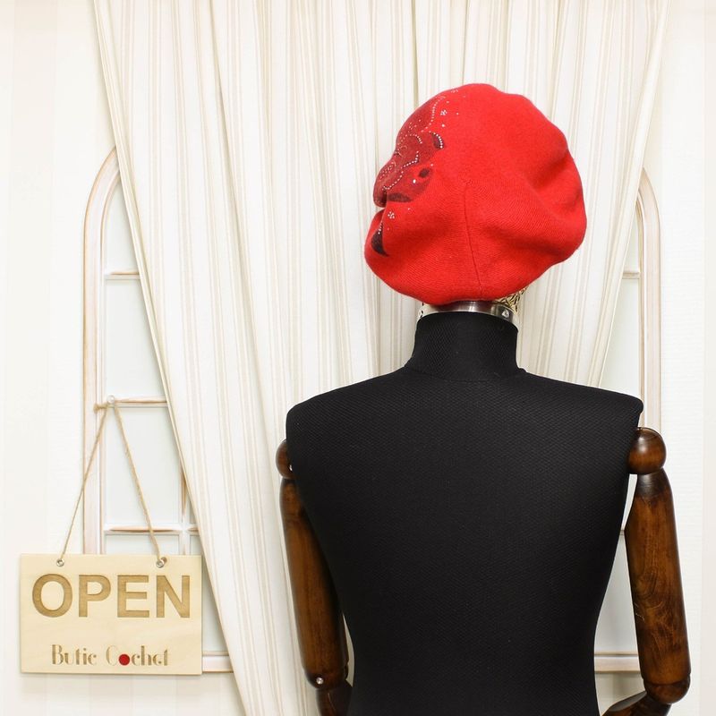 Fashion, accesorii si bijuterii - Femei - Accesorii femei - Caciuli si palarii femei - Bereta de dama, Buticcochet, one size, model cu floare si strasuri, Rosu - BSC409 - Infinity.ro