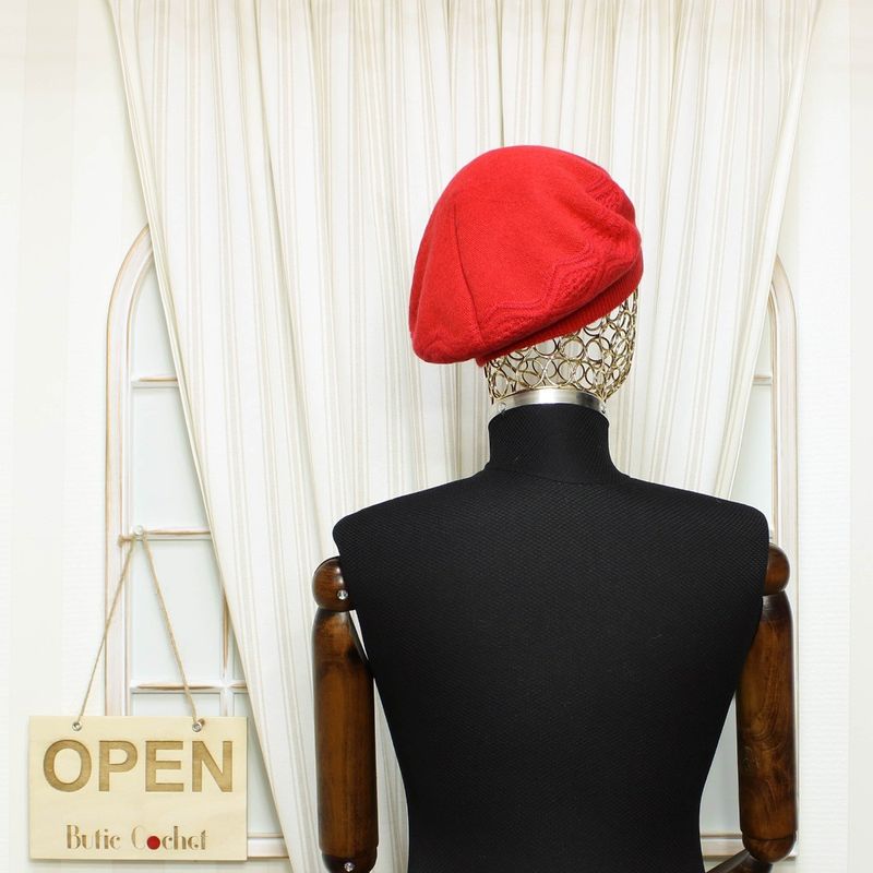 Fashion, accesorii si bijuterii - Femei - Accesorii femei - Caciuli si palarii femei - Bereta de dama, Buticcochet, one size, cu detaliu metalic argintiu, Rosu - BSC465 - Infinity.ro