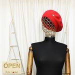 Fashion, accesorii si bijuterii - Femei - Accesorii femei - Caciuli si palarii femei - Bereta de dama, Buticcochet, one size, cu detaliu metalic argintiu, Rosu - BSC465 - Infinity.ro
