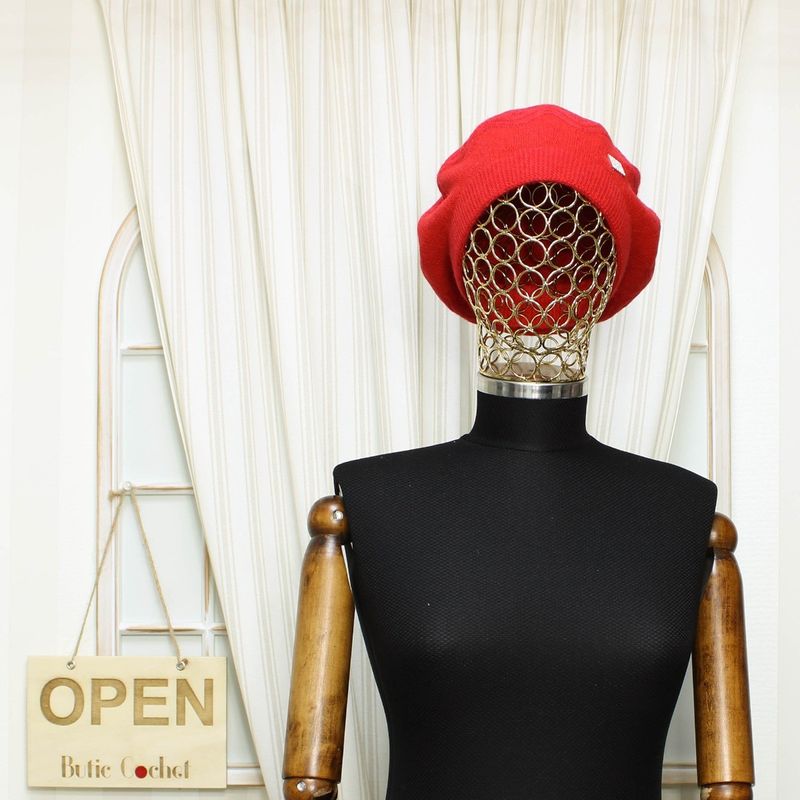 Fashion, accesorii si bijuterii - Femei - Accesorii femei - Caciuli si palarii femei - Bereta de dama, Buticcochet, one size, cu detaliu metalic argintiu, Rosu - BSC465 - Infinity.ro