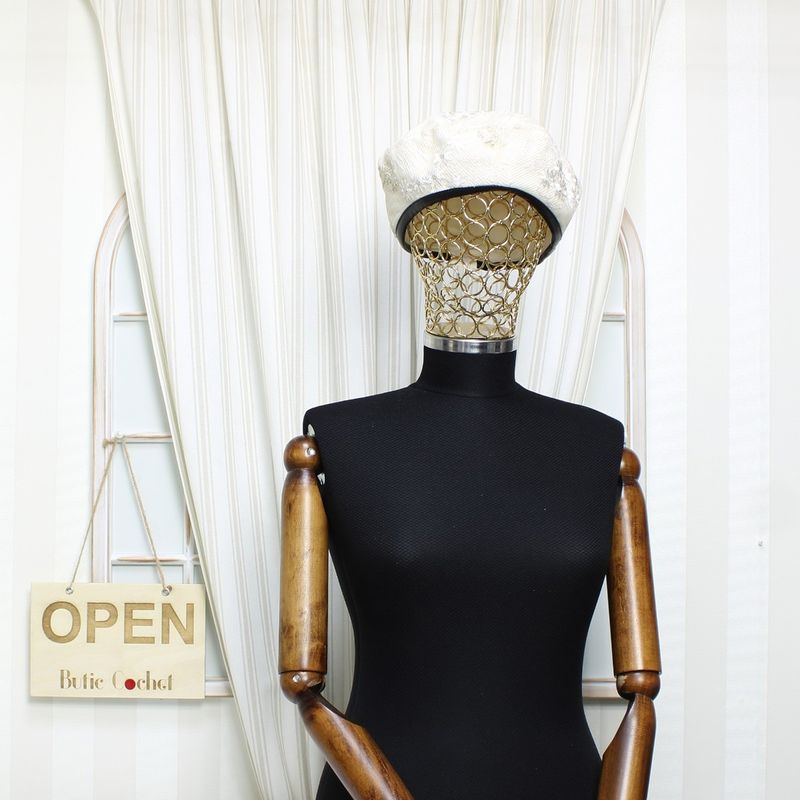 Fashion, accesorii si bijuterii - Femei - Accesorii femei - Caciuli si palarii femei - Bereta de dama, din material sintetic, ButicCochet, marime 57 cm, cu broderie, Crem - BSC571 - Infinity.ro