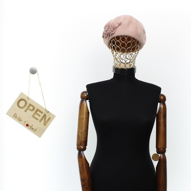 Fashion, accesorii si bijuterii - Femei - Accesorii femei - Caciuli si palarii femei - Bereta de dama, din lana, Evita, one size, model floral, Roz pal - BSC714 - Infinity.ro