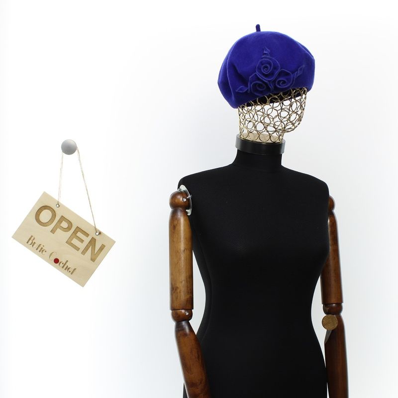 Fashion, accesorii si bijuterii - Femei - Accesorii femei - Caciuli si palarii femei - Bereta de dama, din lana, Evita, one size, model floral, Albastru electric - BSC716 - Infinity.ro