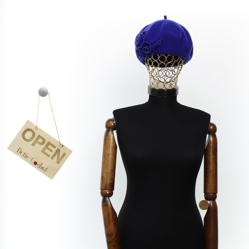 Fashion, accesorii si bijuterii - Femei - Accesorii femei - Caciuli si palarii femei - Bereta de dama, din lana, Evita, one size, model floral, Albastru electric - BSC716 - Infinity.ro