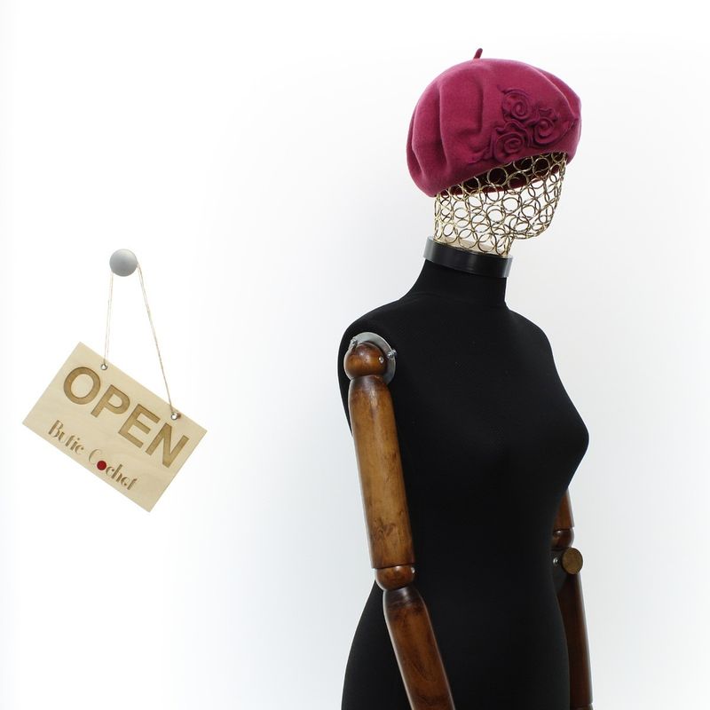 Fashion, accesorii si bijuterii - Femei - Accesorii femei - Caciuli si palarii femei - Bereta de dama, din lana, Evita, one size, model floral, Ciclam - BSC709 - Infinity.ro