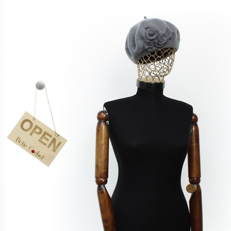 Fashion, accesorii si bijuterii - Femei - Accesorii femei - Caciuli si palarii femei - Bereta de dama, din lana, Evita, one size, model floral, Gri - BSC713 - Infinity.ro
