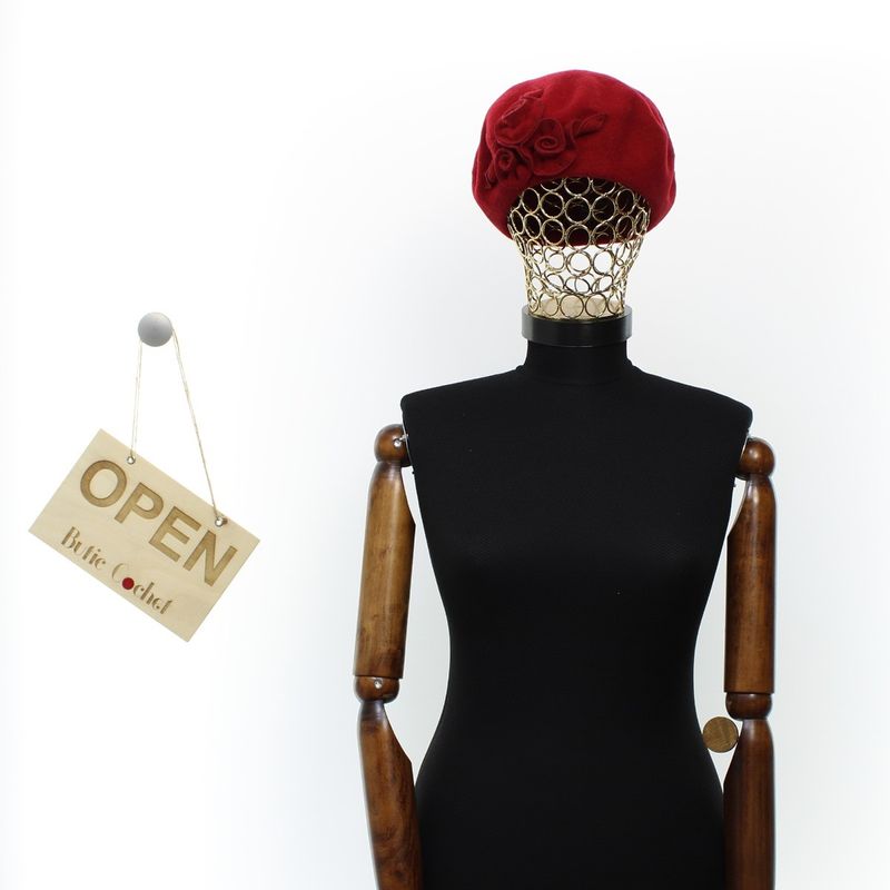 Fashion, accesorii si bijuterii - Femei - Accesorii femei - Caciuli si palarii femei - Bereta de dama, din lana, Evita, one size, model floral, Rosu - BSC708 - Infinity.ro
