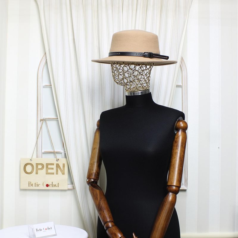 Fashion, accesorii si bijuterii - Femei - Accesorii femei - Caciuli si palarii femei - Palarie dama, din lana, marime 56-58 cm, Buticcochet, cu catarama decorativa, Maro - PAL1039 - Infinity.ro
