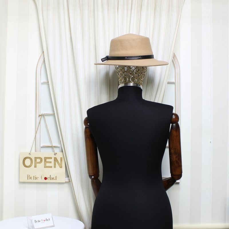 Fashion, accesorii si bijuterii - Femei - Accesorii femei - Caciuli si palarii femei - Palarie dama, din lana, marime 56-58 cm, Buticcochet, cu catarama decorativa, Maro - PAL1039 - Infinity.ro