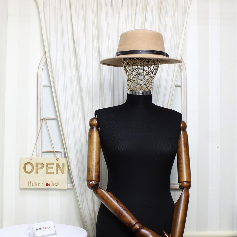 Fashion, accesorii si bijuterii - Femei - Accesorii femei - Caciuli si palarii femei - Palarie dama, din lana, marime 56-58 cm, Buticcochet, cu catarama decorativa, Maro - PAL1039 - Infinity.ro
