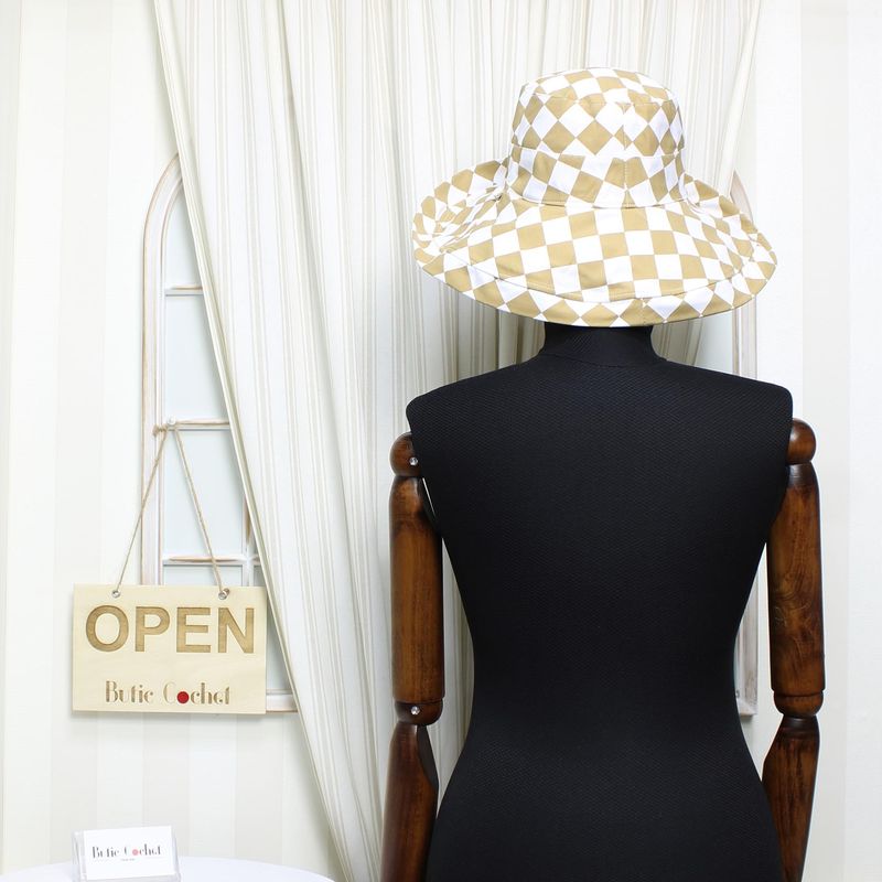 Fashion, accesorii si bijuterii - Femei - Accesorii femei - Caciuli si palarii femei - Palarie dama, cu bor mare, din 50% bumbac 50% poliester, cu doua fete, one size, Buticcochet, imprimeu cu patratele, Crem - PAL1147 - Infinity.ro