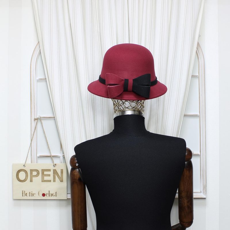 Fashion, accesorii si bijuterii - Femei - Accesorii femei - Caciuli si palarii femei - Palarie dama, marime 57 reglabila, ButicCochet, 20% lana 80 acryl, model cu fundita, Visiniu - PAL953 - Infinity.ro