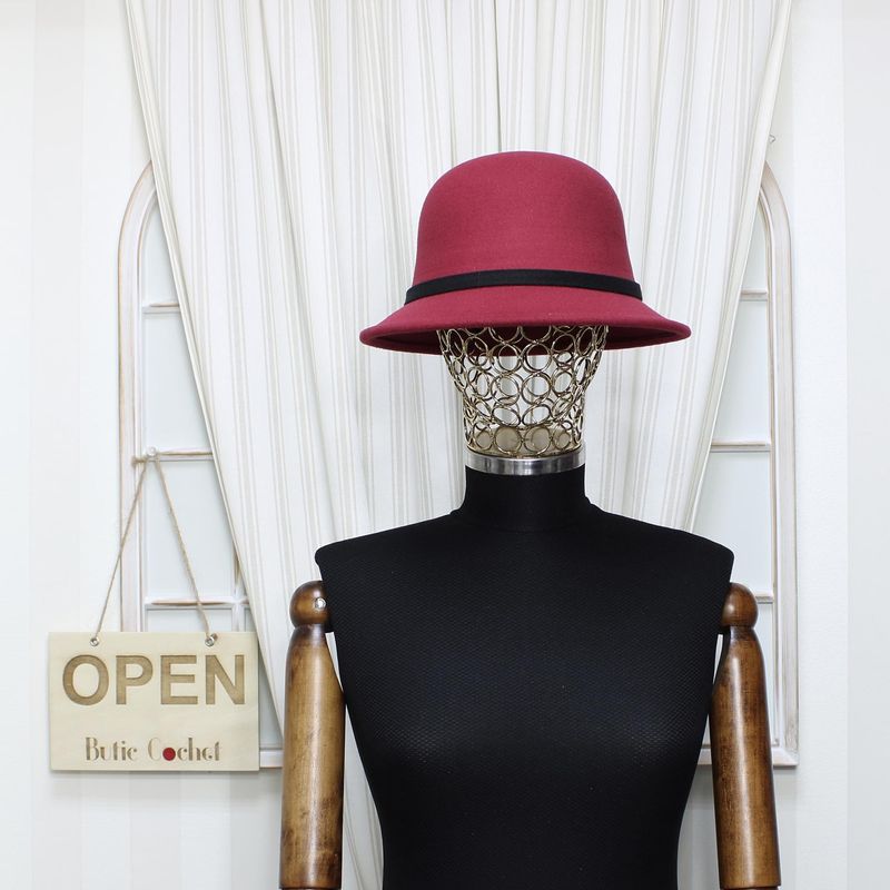 Fashion, accesorii si bijuterii - Femei - Accesorii femei - Caciuli si palarii femei - Palarie dama, marime 57 reglabila, ButicCochet, 20% lana 80 acryl, model cu fundita, Visiniu - PAL953 - Infinity.ro