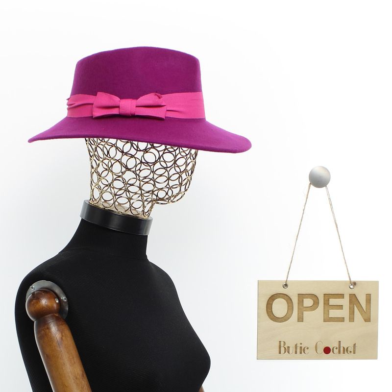 Fashion, accesorii si bijuterii - Femei - Accesorii femei - Caciuli si palarii femei - Palarie Dama, din 100% lana, ButicCochet, cu fundita textila, marime 54-58 cm, ajustabila, Fucsia - PAL1473 - Infinity.ro