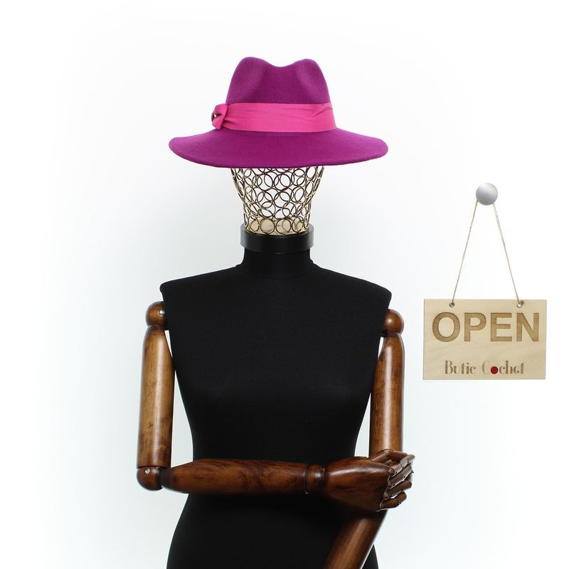 Fashion, accesorii si bijuterii - Femei - Accesorii femei - Caciuli si palarii femei - Palarie Dama, din 100% lana, ButicCochet, cu fundita textila, marime 54-58 cm, ajustabila, Fucsia - PAL1473 - Infinity.ro