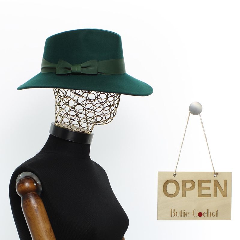 Fashion, accesorii si bijuterii - Femei - Accesorii femei - Caciuli si palarii femei - Palarie Dama, din 100% lana, ButicCochet, cu fundita textila, marime 54-58 cm, ajustabila, Verde - PAL1467 - Infinity.ro