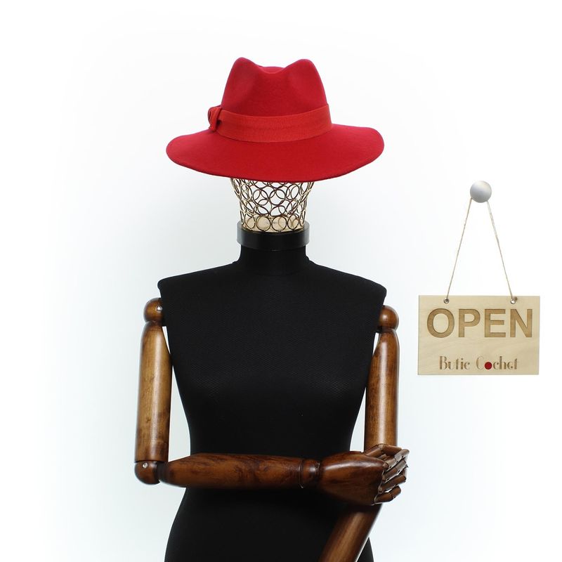 Fashion, accesorii si bijuterii - Femei - Accesorii femei - Caciuli si palarii femei - Palarie Dama, din 100% lana, ButicCochet, cu fundita textila, marime 54-58 cm, ajustabila, Rosu - PAL1471 - Infinity.ro