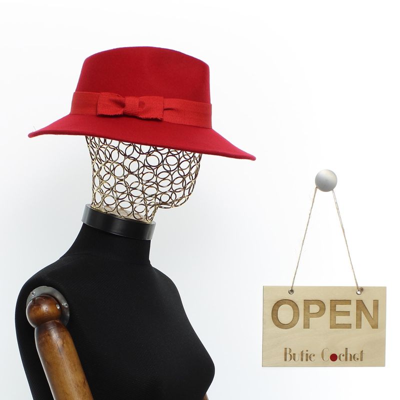 Fashion, accesorii si bijuterii - Femei - Accesorii femei - Caciuli si palarii femei - Palarie Dama, din 100% lana, ButicCochet, cu fundita textila, marime 54-58 cm, ajustabila, Rosu - PAL1471 - Infinity.ro