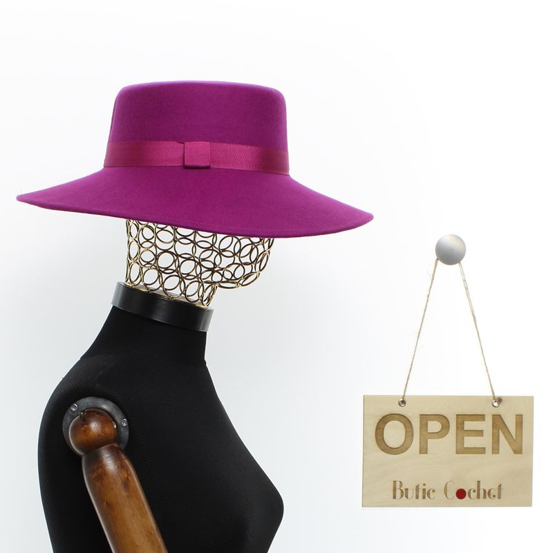 Fashion, accesorii si bijuterii - Femei - Accesorii femei - Caciuli si palarii femei - Palarie Dama, din 100% lana, ButicCochet, bor mare, banda textila, marime 54-58 cm, ajustabila, Fucsia - PAL1451 - Infinity.ro