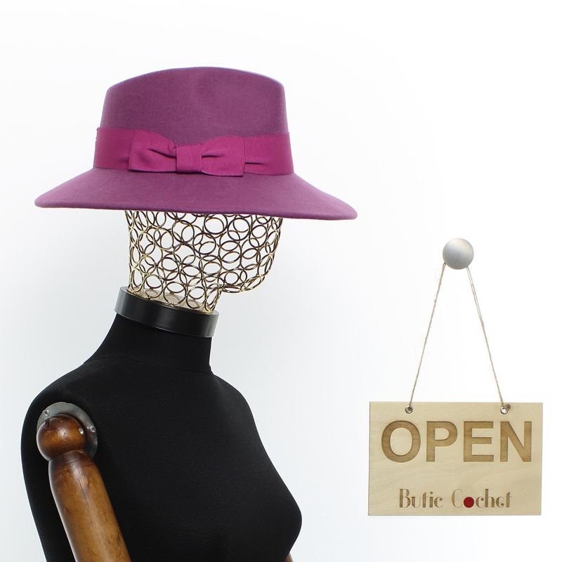 Fashion, accesorii si bijuterii - Femei - Accesorii femei - Caciuli si palarii femei - Palarie Dama, din 100% lana, ButicCochet, cu fundita textila, marime 54-58 cm, ajustabila, Lila - PAL1462 - Infinity.ro