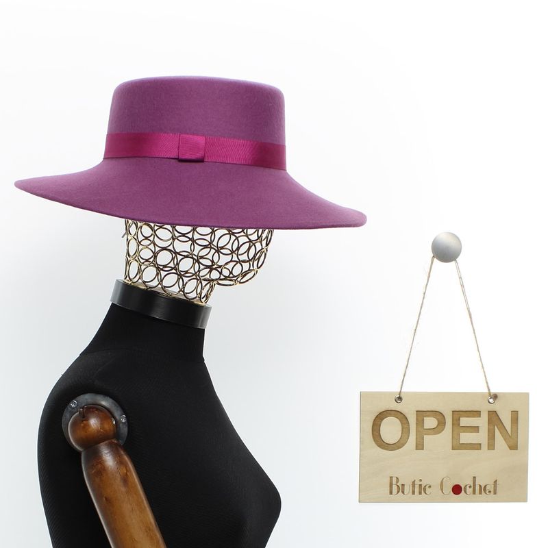 Fashion, accesorii si bijuterii - Femei - Accesorii femei - Caciuli si palarii femei - Palarie Dama, din 100% lana, ButicCochet, bor mare, banda textila, marime 54-58 cm, ajustabila, Lila - PAL1450 - Infinity.ro