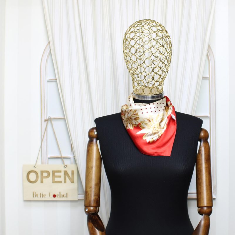 Fashion, accesorii si bijuterii - Femei - Accesorii femei - Esarfe si fulare femei - Batic dama, Buticcochet, dimensiune 60x60 cm, 60% poliester 40% matase, model cu flori si buline, Rosu - ES1876 - Infinity.ro