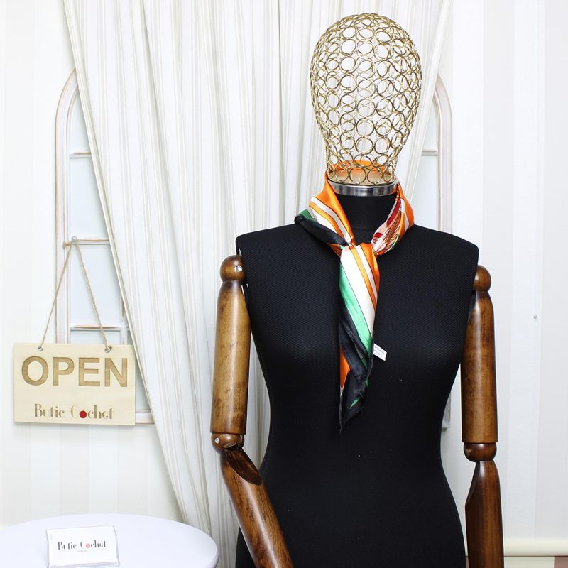 Fashion, accesorii si bijuterii - Femei - Accesorii femei - Esarfe si fulare femei - Batic dama, Buticcochet, dimensiune 60x60 cm, 60% poliester 40% matase, imprimeu cu cai, Portocaliu - ES2052 - Infinity.ro
