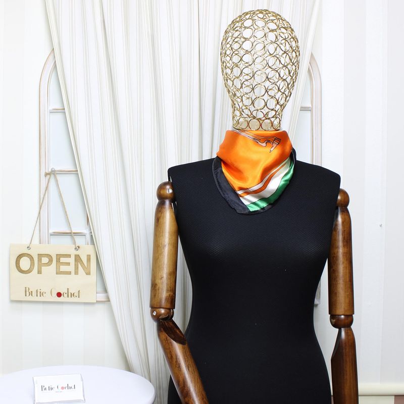 Fashion, accesorii si bijuterii - Femei - Accesorii femei - Esarfe si fulare femei - Batic dama, Buticcochet, dimensiune 60x60 cm, 60% poliester 40% matase, imprimeu cu cai, Portocaliu - ES2052 - Infinity.ro
