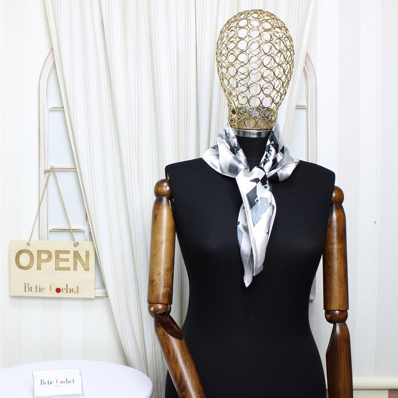 Fashion, accesorii si bijuterii - Femei - Accesorii femei - Esarfe si fulare femei - Batic dama, Buticcochet, dimensiune 60x60 cm, 60% poliester 40% matase, imprimeu cu cai, Gri - ES2051 - Infinity.ro