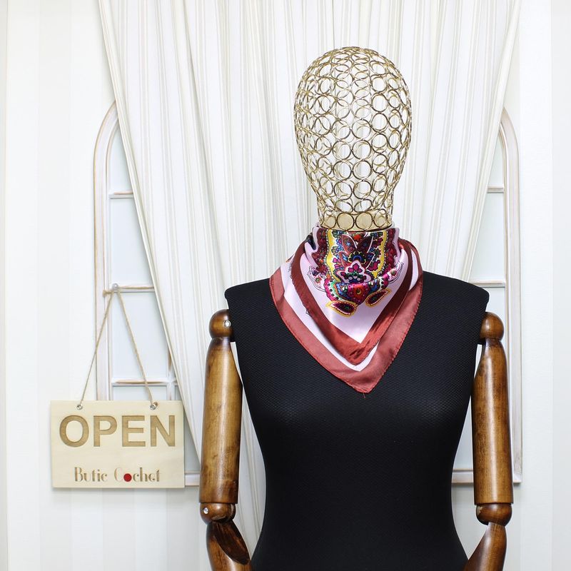 Fashion, accesorii si bijuterii - Femei - Accesorii femei - Esarfe si fulare femei - Batic dama, Buticcochet, dimensiune 60x60 cm,din material sintetic, model floral stilizat, Roz - ES1869 - Infinity.ro