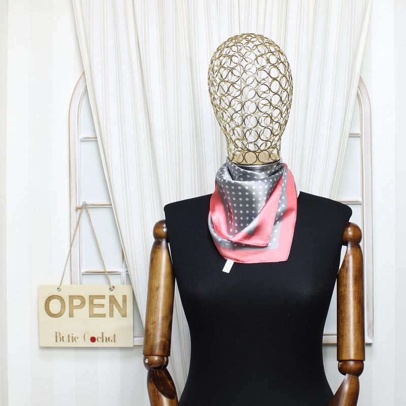Fashion, accesorii si bijuterii - Femei - Accesorii femei - Esarfe si fulare femei - Batic dama, Buticcochet, dimensiune 60x60 cm, 60% poliester 40% matase, cu buline mici, Gri - ES1896 - Infinity.ro