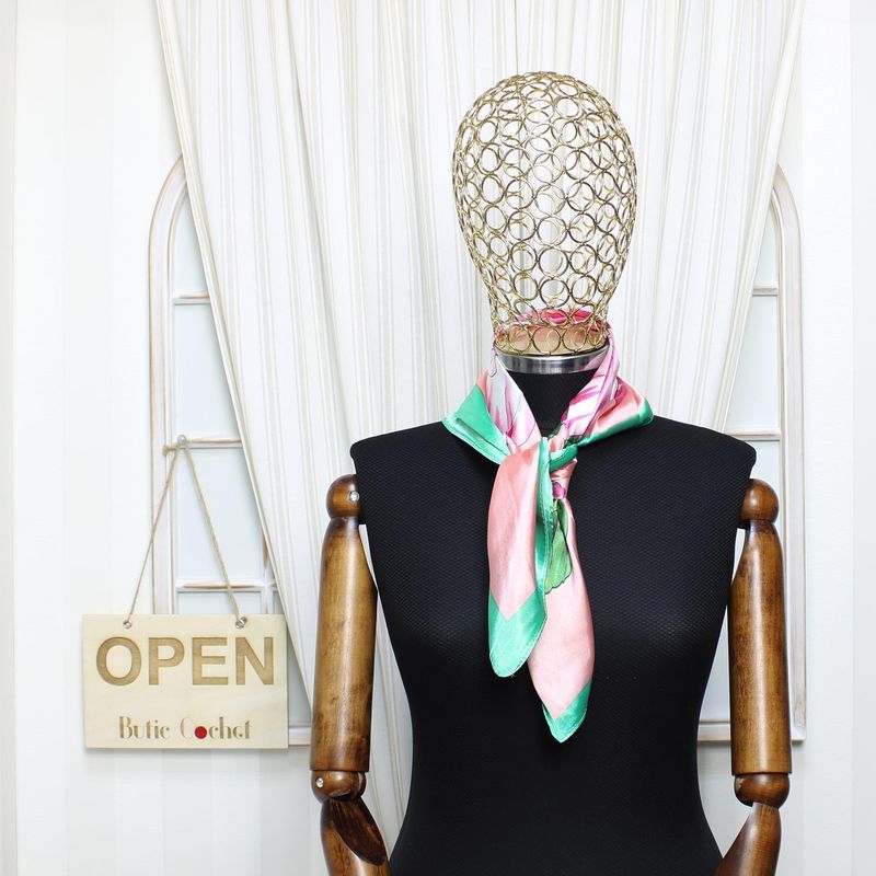 Fashion, accesorii si bijuterii - Femei - Accesorii femei - Esarfe si fulare femei - Batic dama, Buticcochet, dimensiune 60x60 cm, 60% poliester 40% matase, cu flori, Roz - ES1894 - Infinity.ro