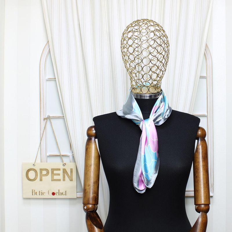 Fashion, accesorii si bijuterii - Femei - Accesorii femei - Esarfe si fulare femei - Batic dama, Buticcochet, dimensiune 60x60 cm, 60% poliester 40% matase, model floral, Gri - ES1875 - Infinity.ro