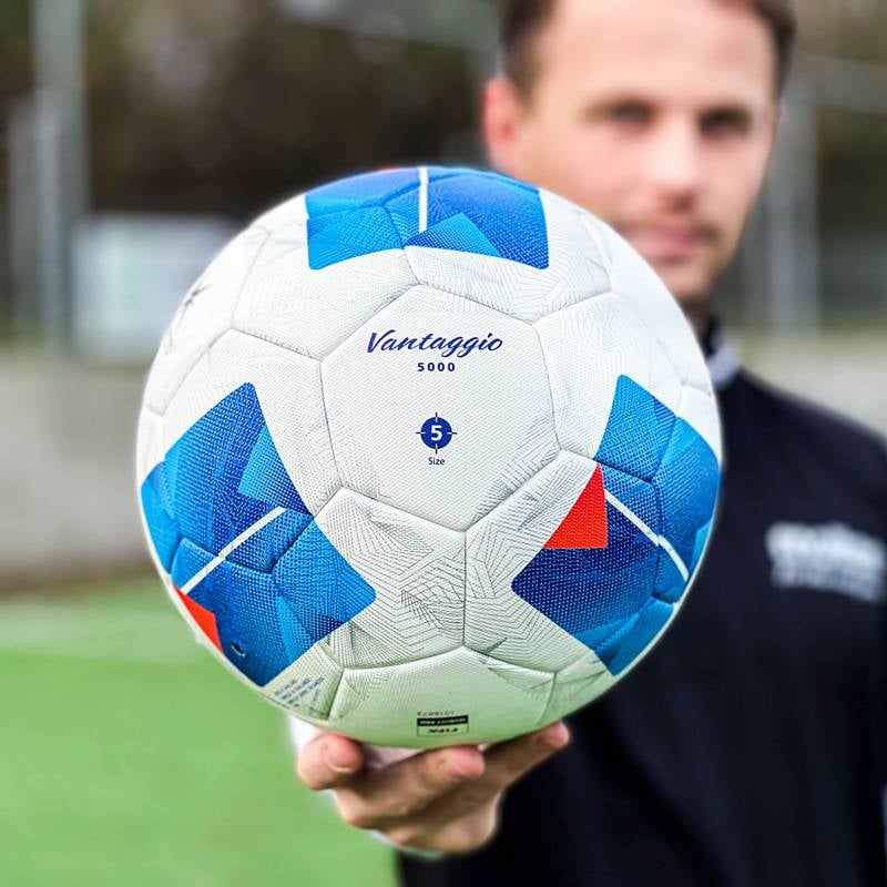 Sport si Outdoor - Sporturi de echipa - Fotbal - Mingi fotbal - Pachet 3 mingi fotbal Molten Vantaggio F5N5000 FIFA QUALITY PRO, marimea 5, generatia a 5-a, cu geanta Molten si pompa DHP21 - Infinity.ro