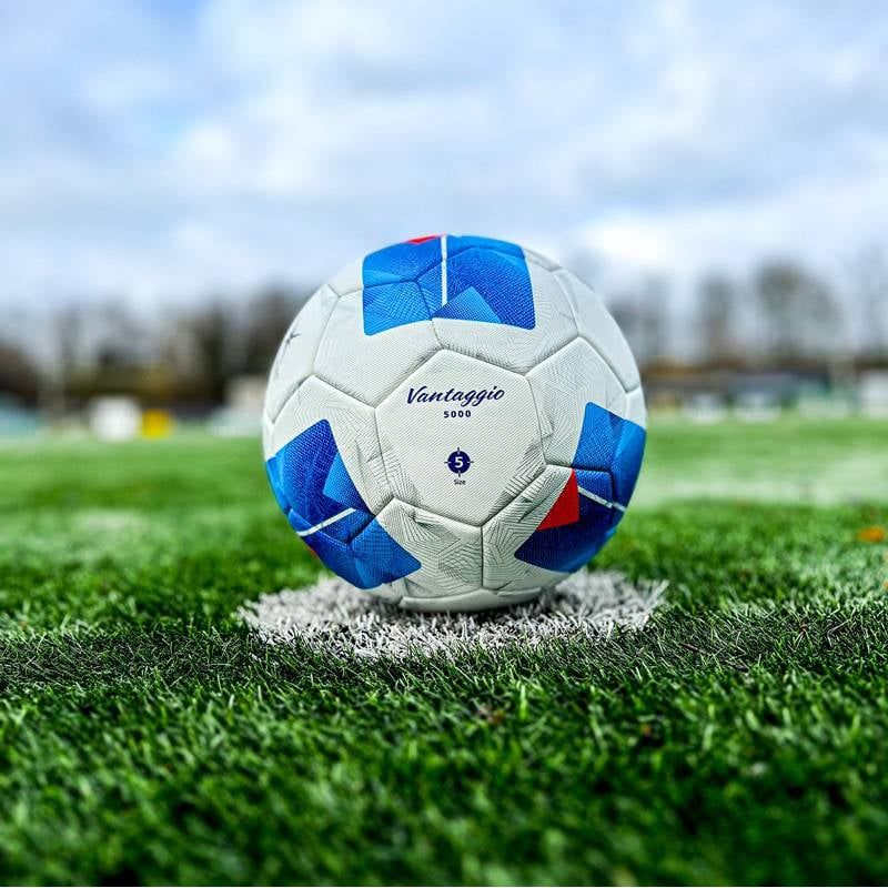 Sport si Outdoor - Sporturi de echipa - Fotbal - Mingi fotbal - Pachet 3 mingi fotbal Molten Vantaggio F5N5000 FIFA QUALITY PRO, marimea 5, generatia a 5-a, cu geanta Molten si pompa DHP21 - Infinity.ro