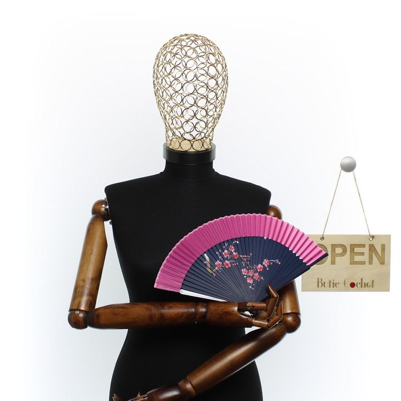 Fashion, accesorii si bijuterii - Femei - Accesorii femei - Alte accesorii femei - Evantai pliabil, Buticcochet, din platic, imprimeu floral, 22 cm, Bleumarin cu roz - EV301 - Infinity.ro