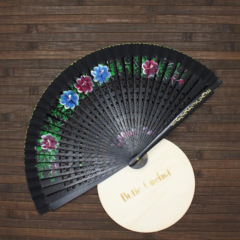 Fashion, accesorii si bijuterii - Femei - Accesorii femei - Alte accesorii femei - Evantai pliabil, Buticcochet, din lemn, imprimeu floral, 23 cm, Negru - EV325 - Infinity.ro