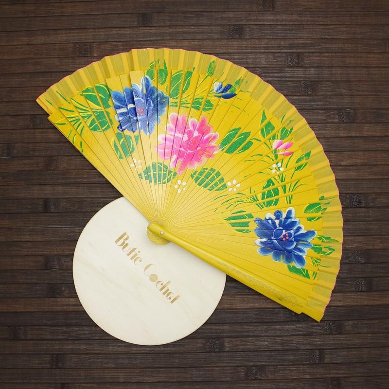 Fashion, accesorii si bijuterii - Femei - Accesorii femei - Alte accesorii femei - Evantai pliabil, din lemn, Buticcochet, cu model floral pictat, 23 cm, Galben - EV285 - Infinity.ro