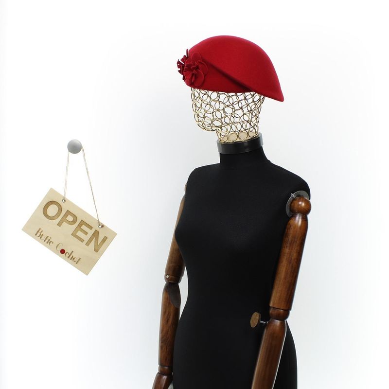 Fashion, accesorii si bijuterii - Femei - Accesorii femei - Caciuli si palarii femei - Toca de dama, din lana, Buticcochet, marime 54-57 cm, ajustabila, Rosu - PAL1600 - Infinity.ro