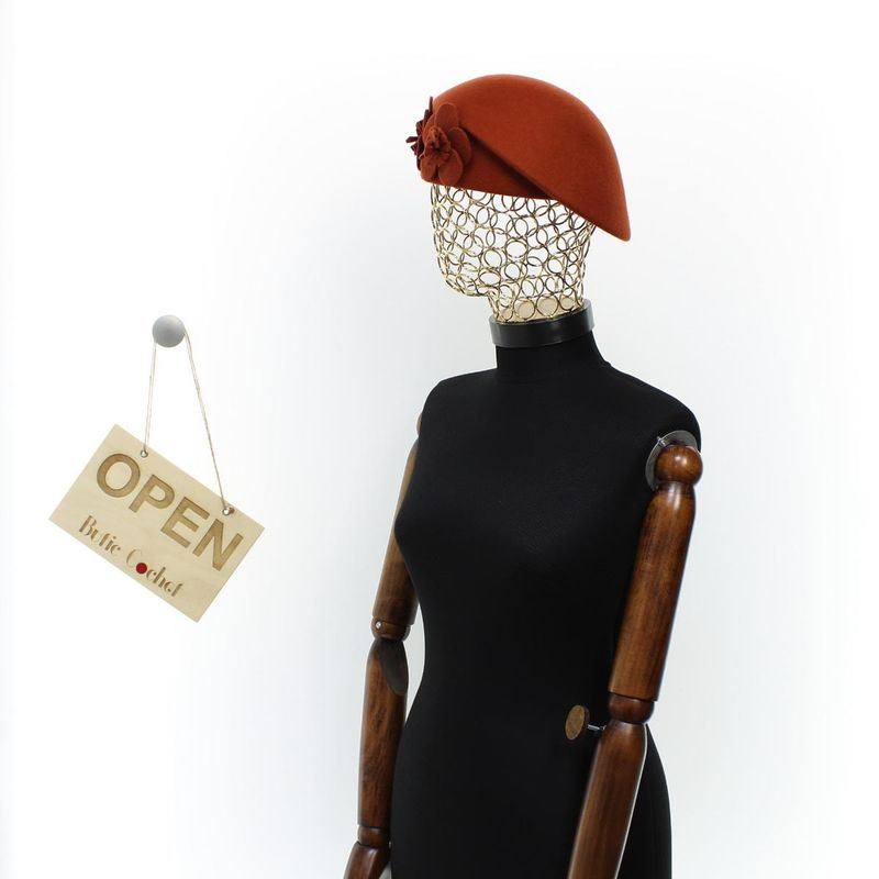 Fashion, accesorii si bijuterii - Femei - Accesorii femei - Caciuli si palarii femei - Toca de dama, din lana, Buticcochet, marime 54-57 cm, ajustabila, Caramiziu - PAL1606 - Infinity.ro