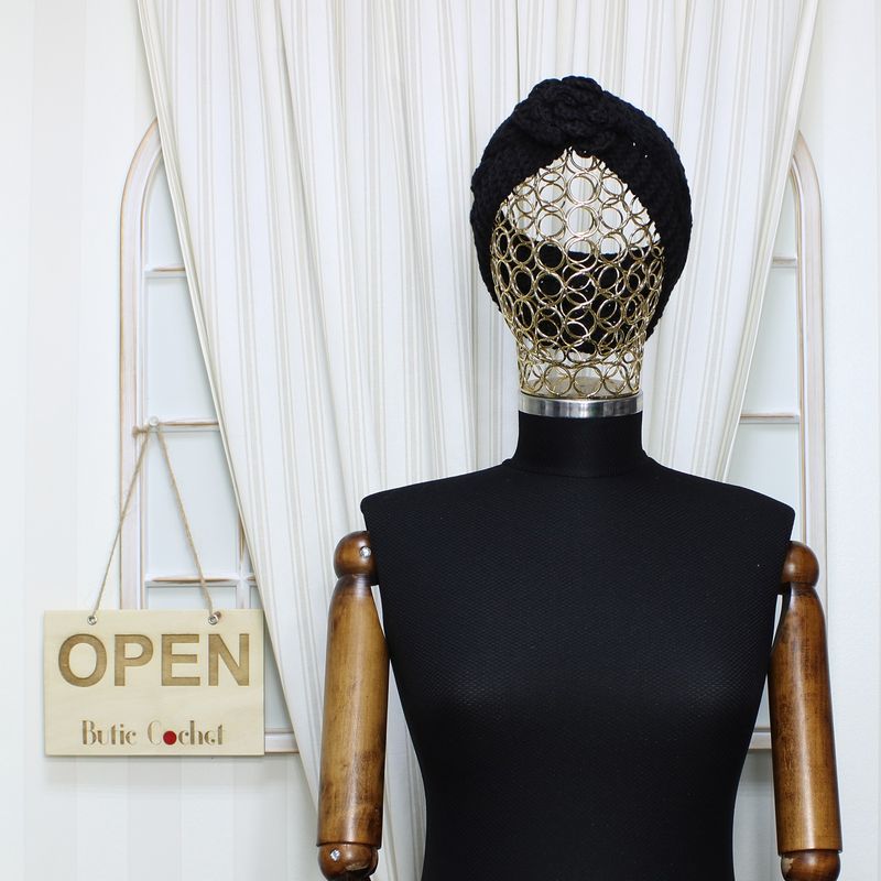 Fashion, accesorii si bijuterii - Femei - Accesorii femei - Caciuli si palarii femei - Bentita de par tricotata, de dama, 100% acril, ButicCochet, cu floare, one size, Negru - BNT391 - Infinity.ro