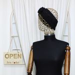 Fashion, accesorii si bijuterii - Femei - Accesorii femei - Caciuli si palarii femei - Bentita de par tricotata, de dama, 100% acril, ButicCochet, cu floare, one size, Negru - BNT391 - Infinity.ro